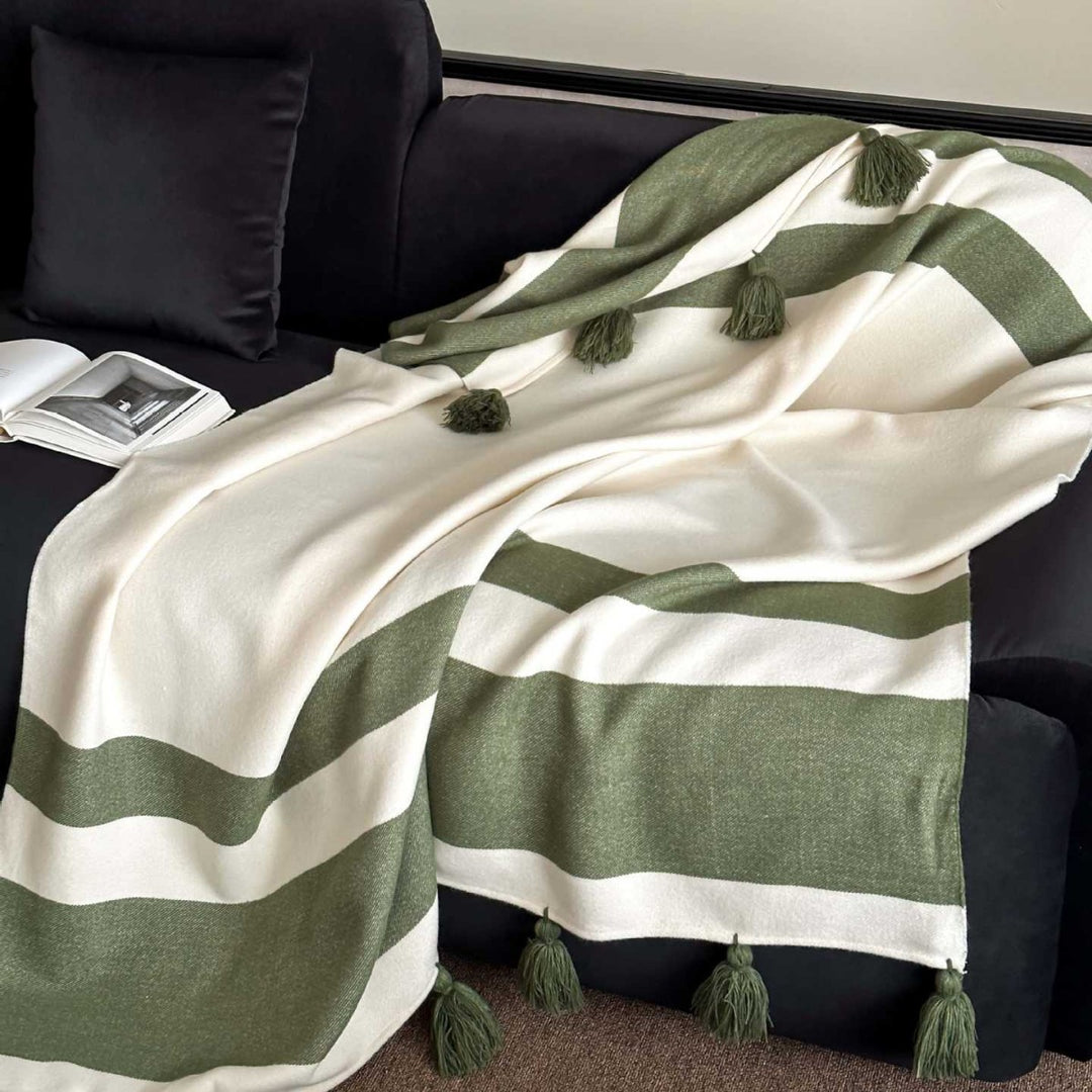 Throw blanket with tassels and wide stripe pattern