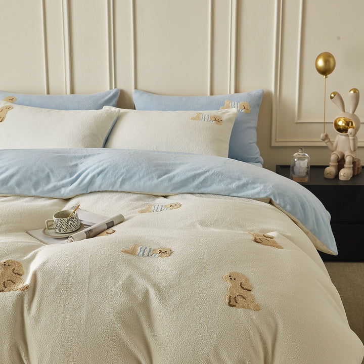 Reversible Sherpa bedding set with embroidered dog motifs