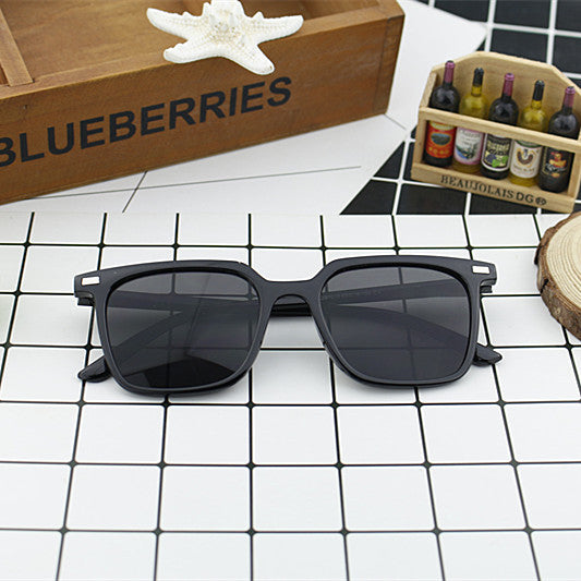 Women's modern square sunglasses with minimalist frame structure Stornfield
