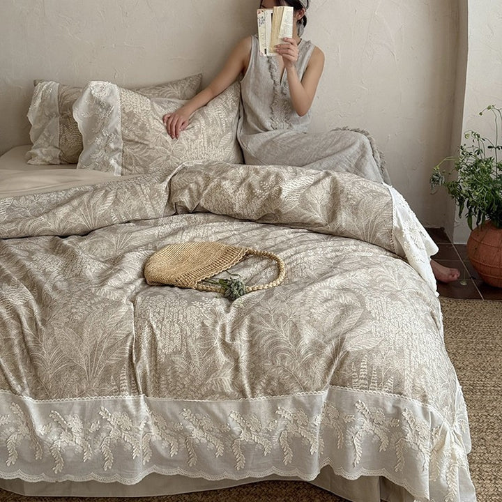 Quilt set in botanical jacquard with embroidered lace ruffle