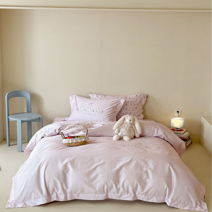 Bedding set for children made of cotton satin with contrasting piping and puppy print