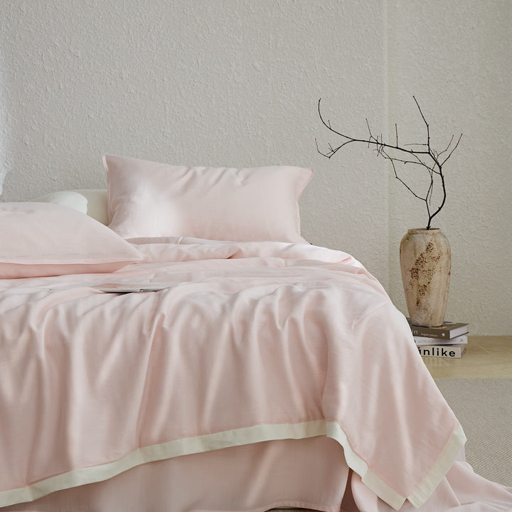 Elegant hotel bedding made of cotton satin with concealed closure