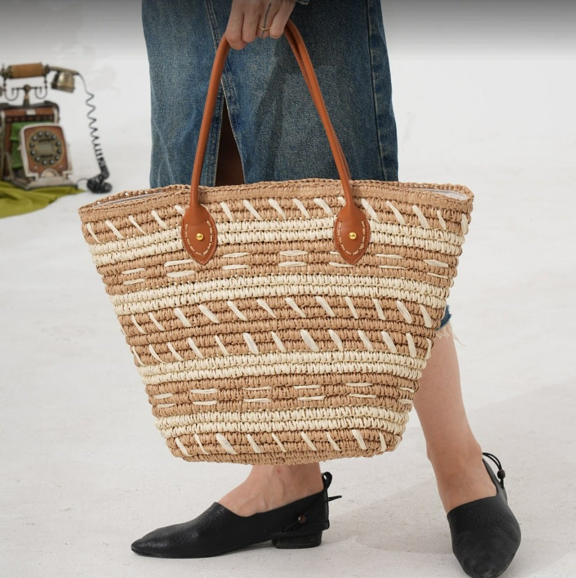 Beach bag made of braided natural material Stornfield