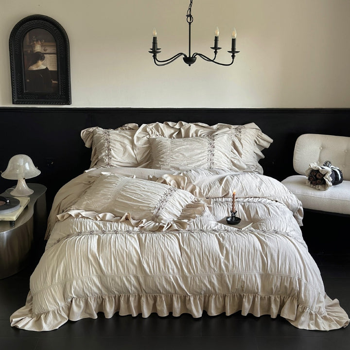 Romantic ruffle bedding set made of cotton muslin with flounce details