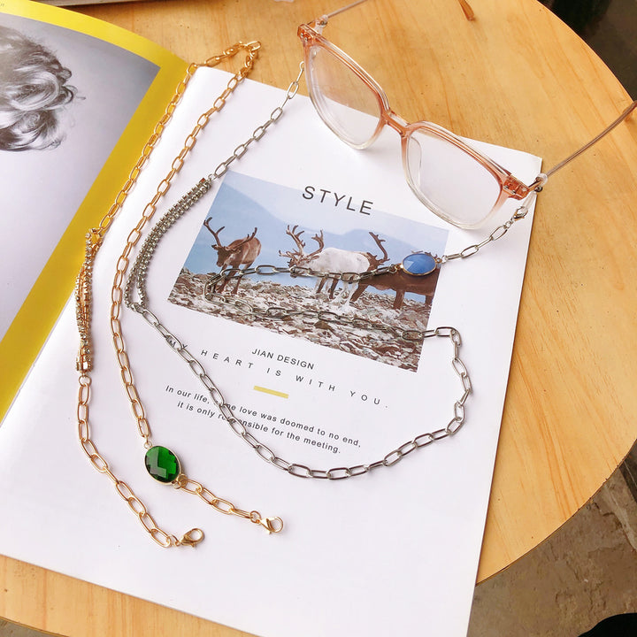 Elegant Chain Eyewear Holder Stornfield