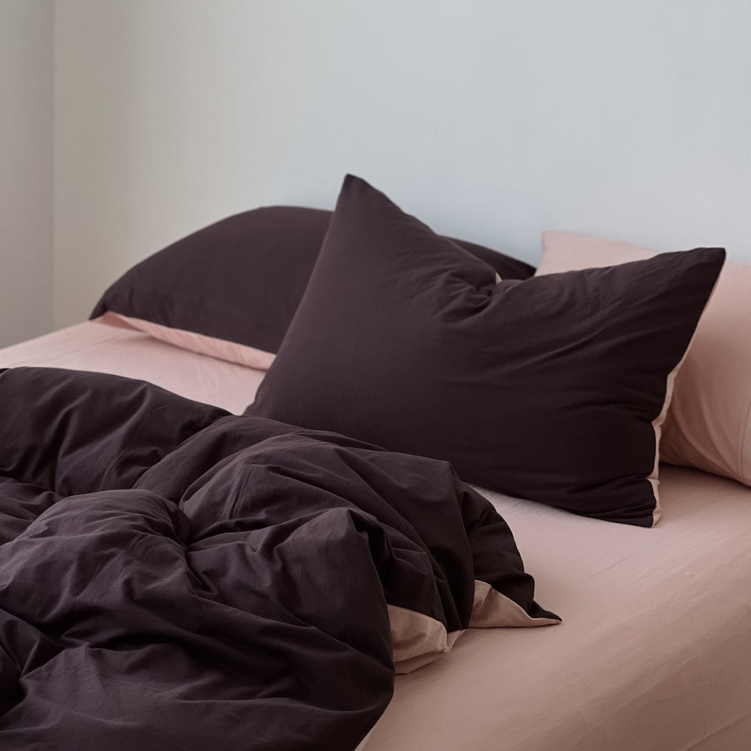 Modern bedding set with reversible duvet cover, fitted sheet and pillowcase made of breathable cotton percale