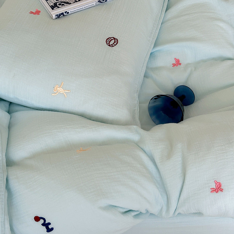 Bedding set made of cotton muslin with subtle embroidery patterns and extra-soft quilted texture