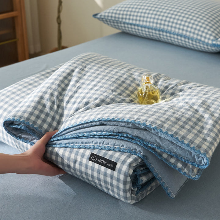 All-season quilted comforter made of pure cotton with a fine trim