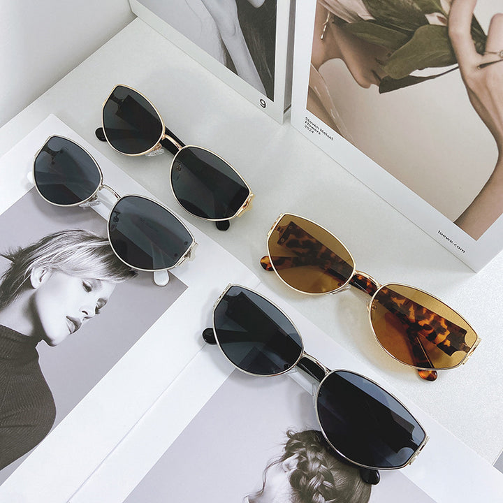Fashionable Cat-Eye Sunglasses with Golden Frame Stornfield