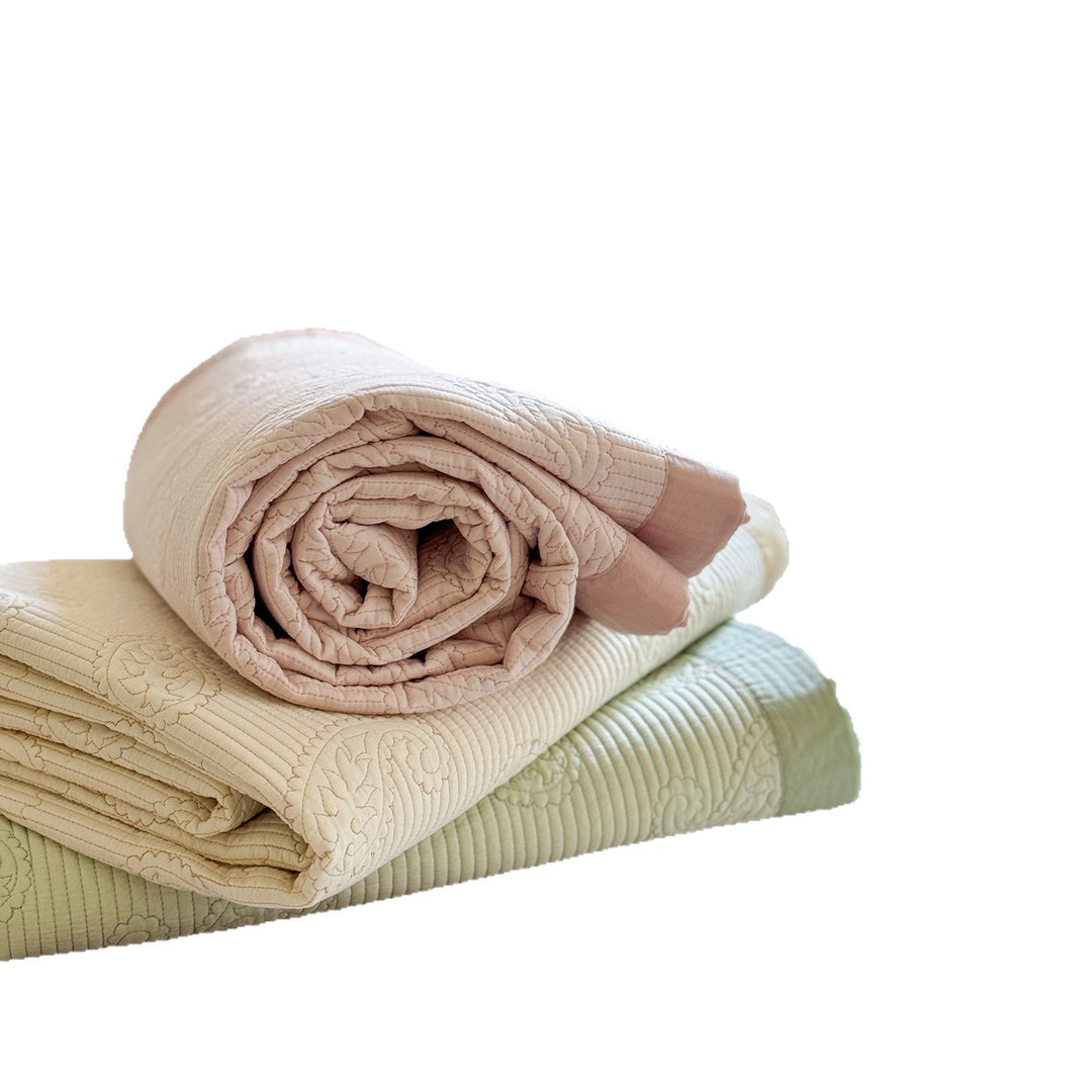 Quilted Paisley Matelassé Bedspread and Pillow Sham Set