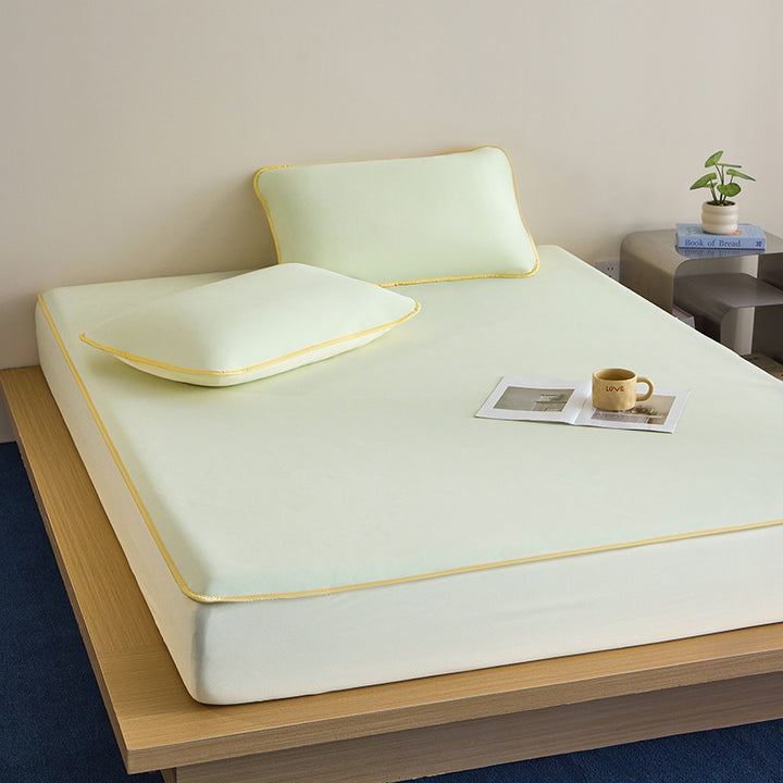 Breathable mattress protector with extra deep all-round side and fine piping