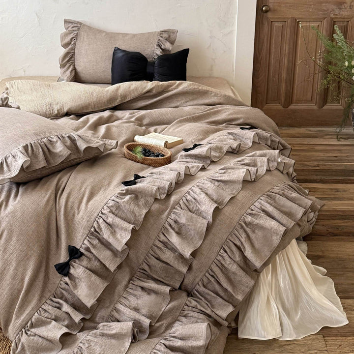 Ruffled bedding set in linen look with reversible pillowcase