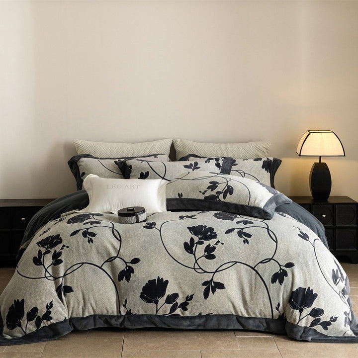 Luxurious reversible bedding set with velvety edging and abstract Ikat pattern