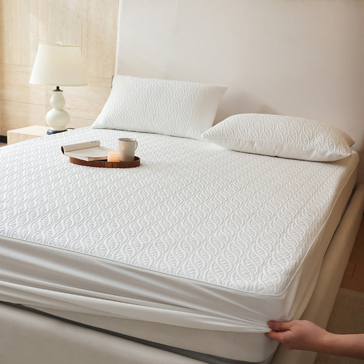 Padded mattress protector with elastic all-around rubber and quilted floral pattern