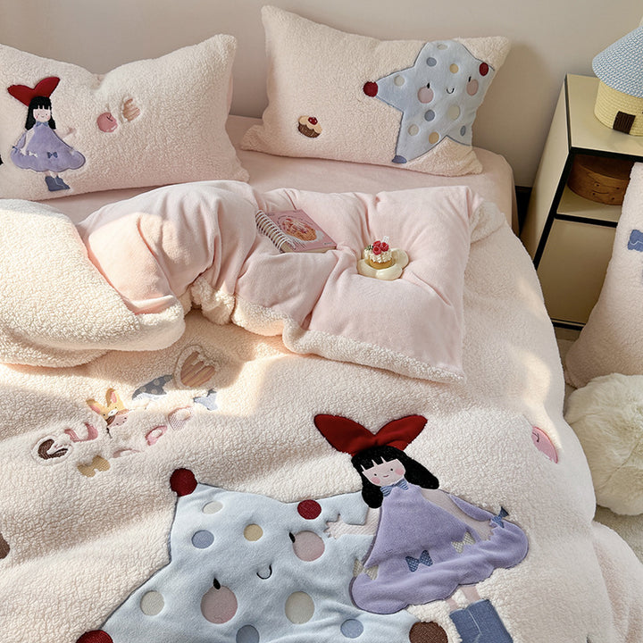 Children's bedding set with cozy teddy fleece surface, appliquéd figures and double-sided function