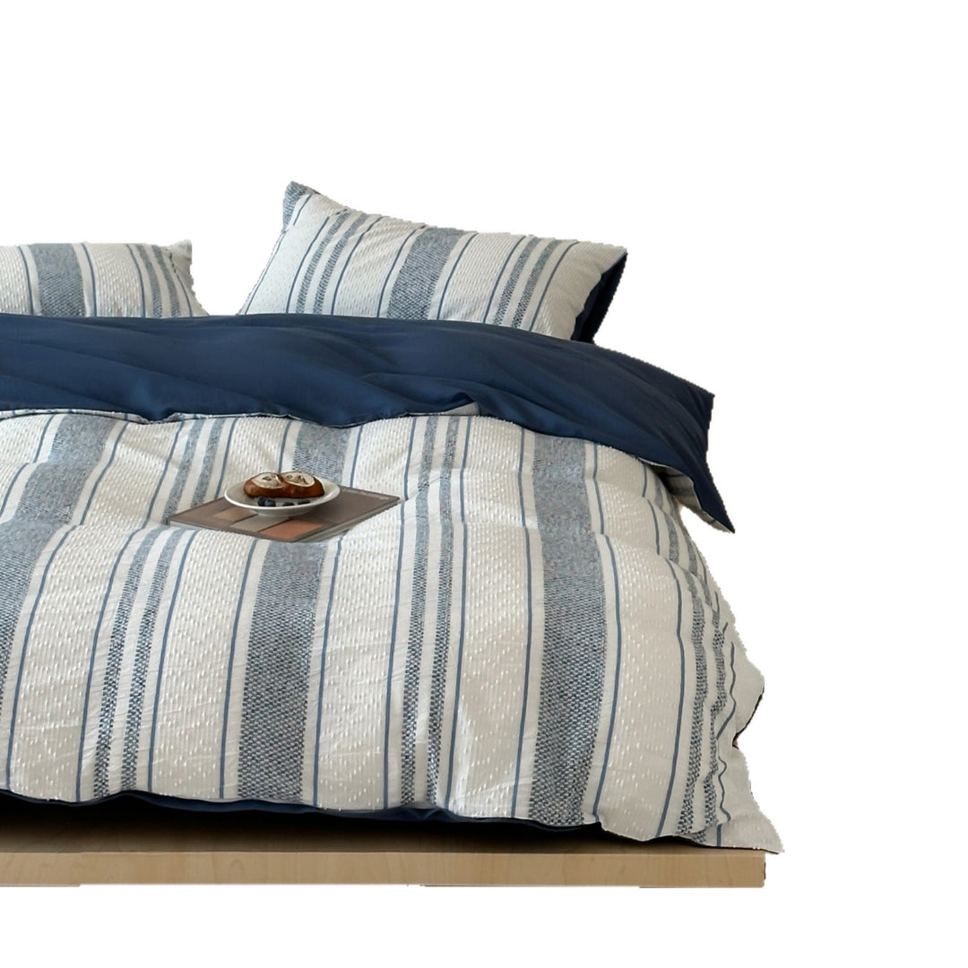 Reversible bedding set with textured striped look and fine quilting