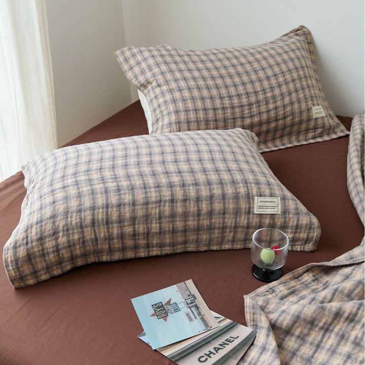 Women's pillowcase with delicate floral motif Stornfield