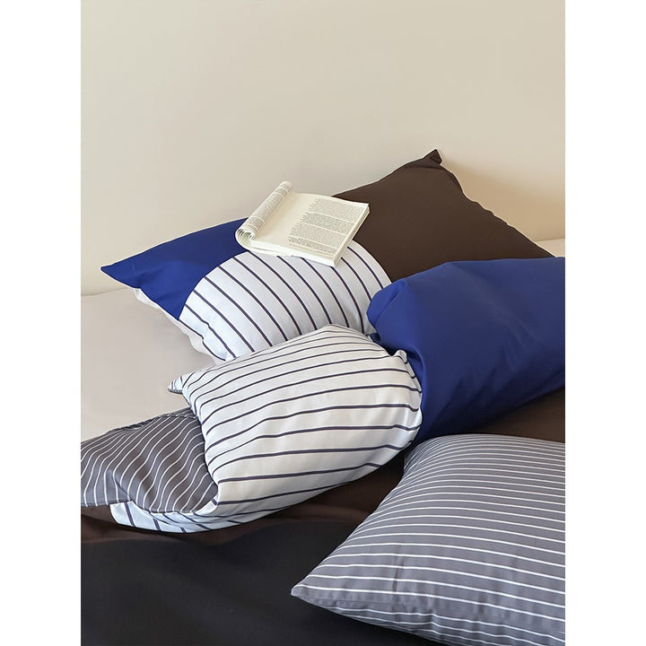 Stripe-pattern bedding set in a modern stripe mix made of breathable percale