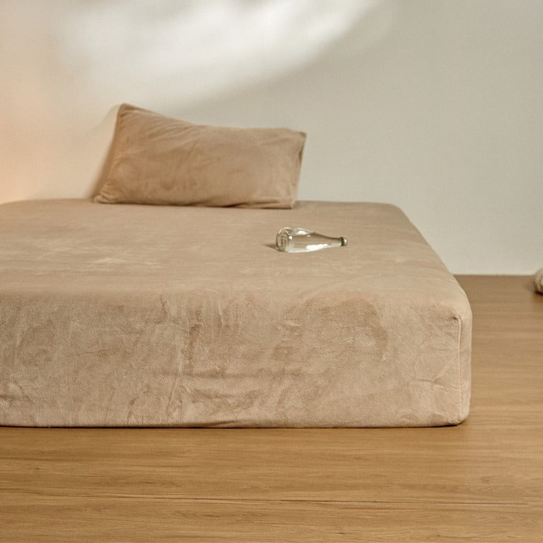 Fitted sheet with deep pocket and microfiber velvet