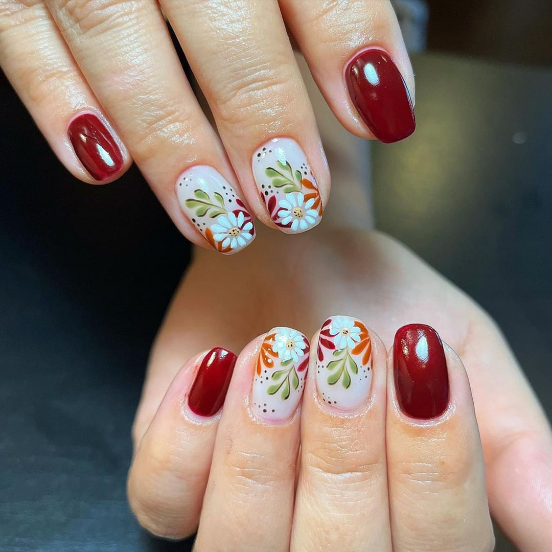 Holiday-Themed Press-On Nail Art Stornfield