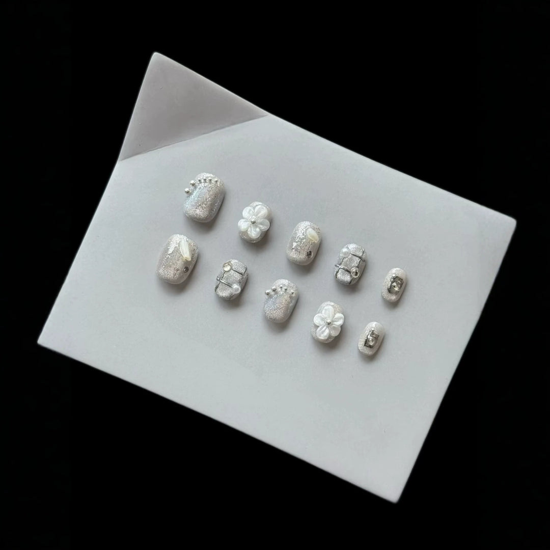 Elegant Press-On Nail Art Set with Sparkling Flower Designs