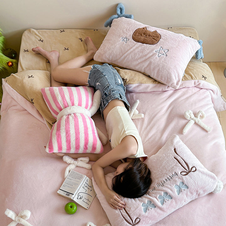 Cozy bedding set made of microfleece with 3D bows and reversible cover
