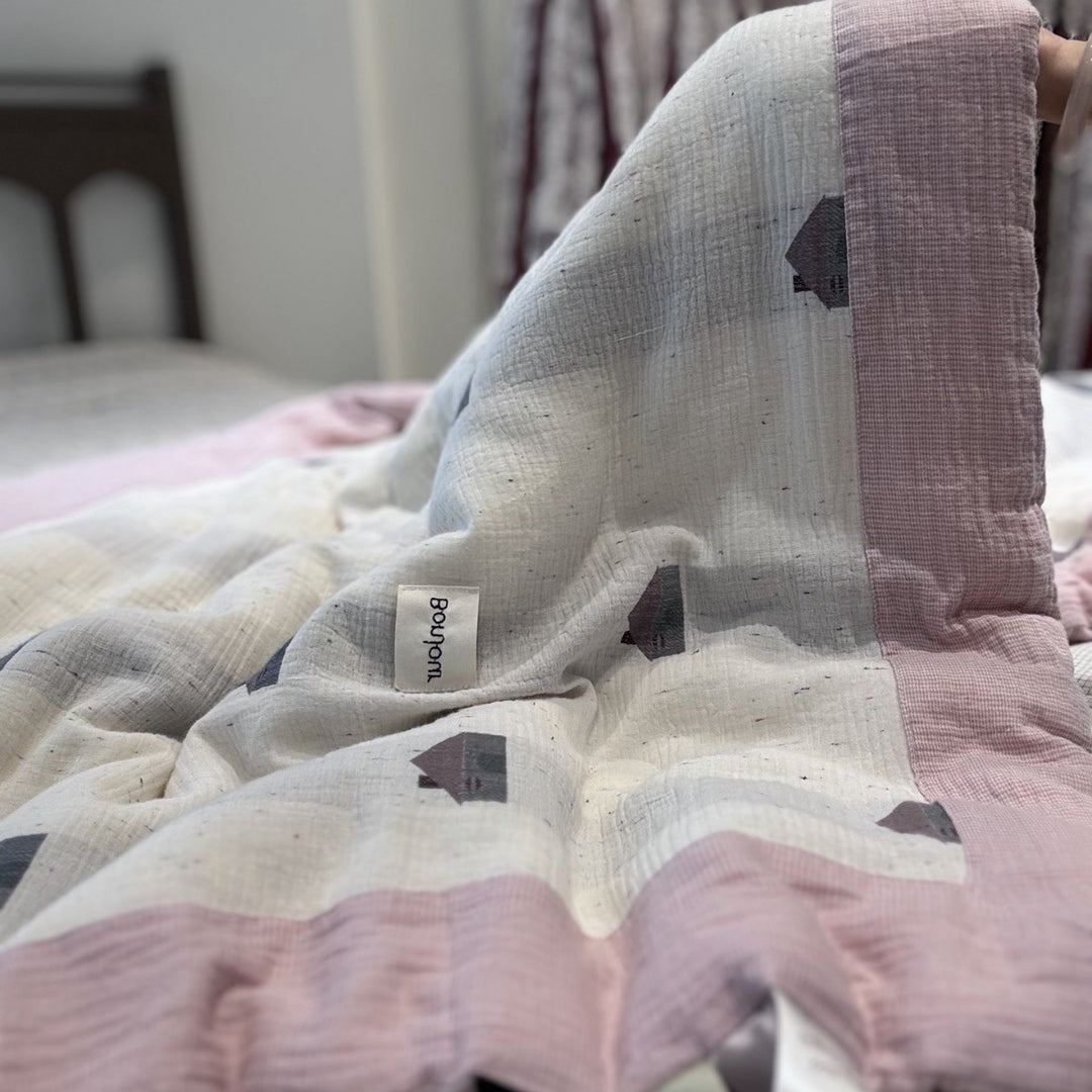 Quilted children's blanket with cute dog motif and muslin surface
