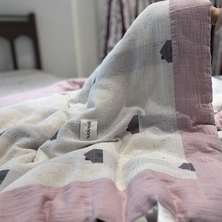 Quilted children's blanket with cute dog motif and muslin surface