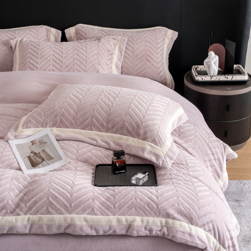 Padded velvet-look bedding set with chevron relief and piping edge