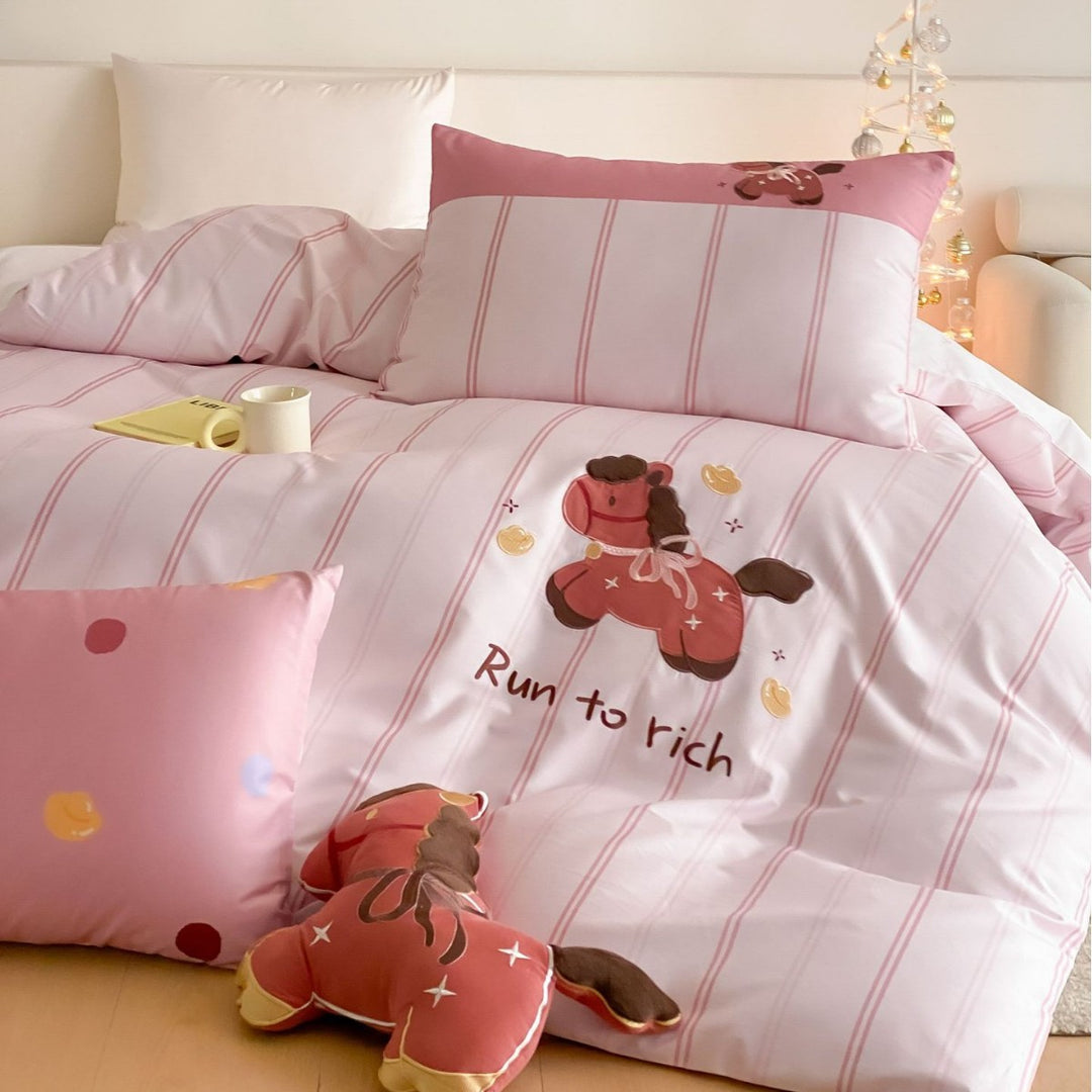Children's bedding set with striped design and appliquéd horse motif