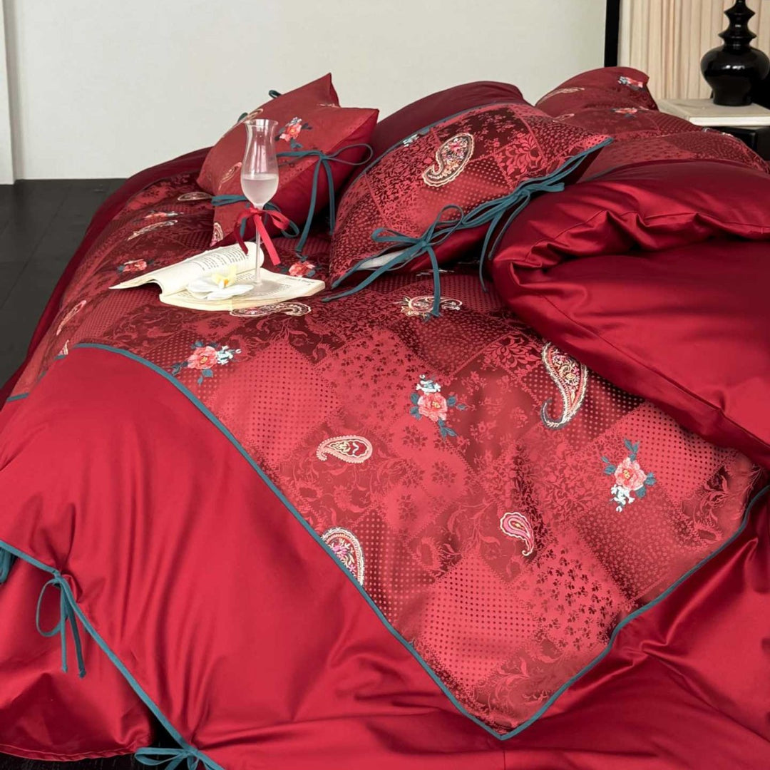 Reversible bedding set made of cotton satin with paisley patchwork and decorative ribbons