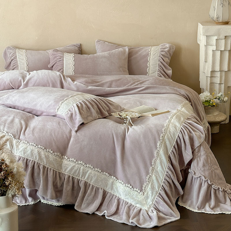 Bedding set with romantic ruffles & lace detail