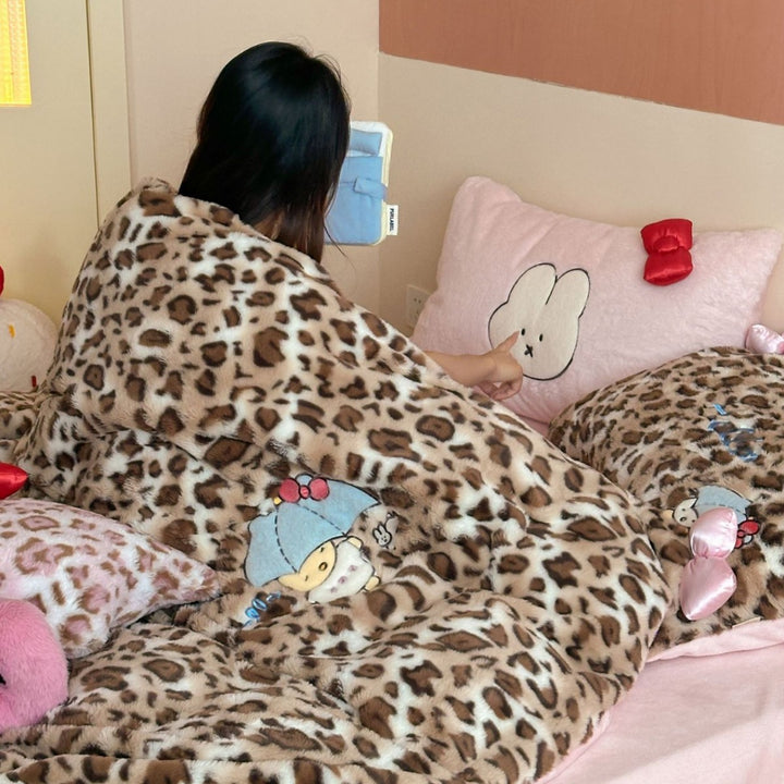 Reversible plush bedding set with leopard pattern and embroidered car appliqués