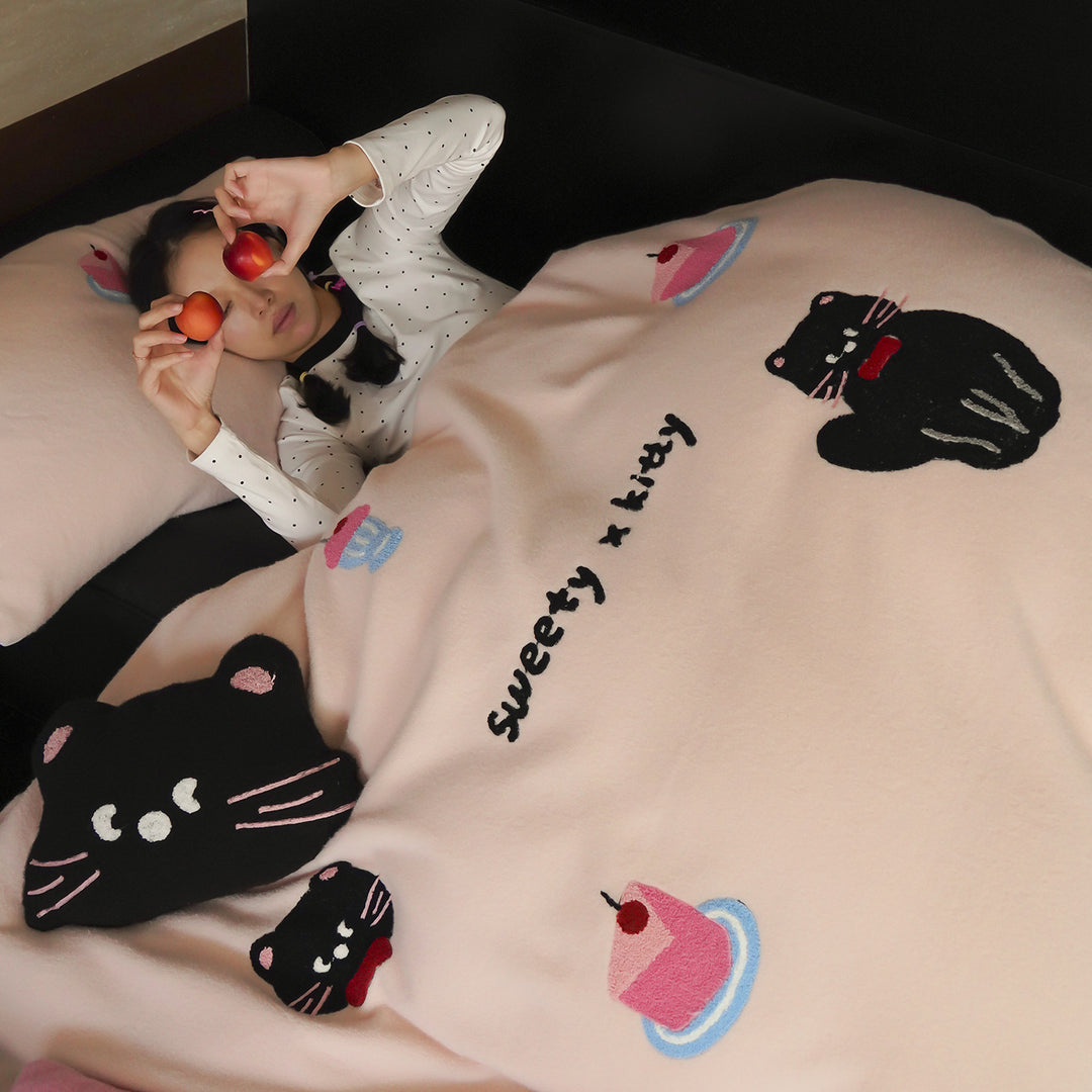 Embroidered Puppy Appliqué Reversible Duvet Cover Set with Paw-Print Shams