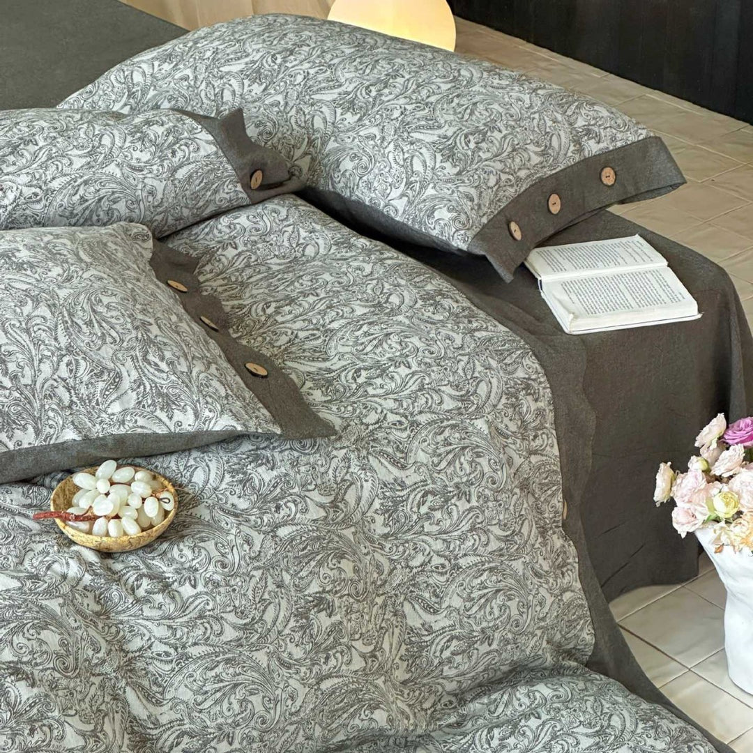 Reversible bedding set made of cotton-linen mix with floral print and wooden button closure