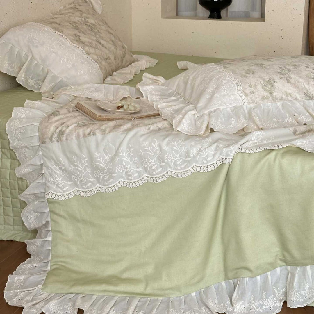 Romantic quilted bedspread and bedding set with ruffle and floral linen look