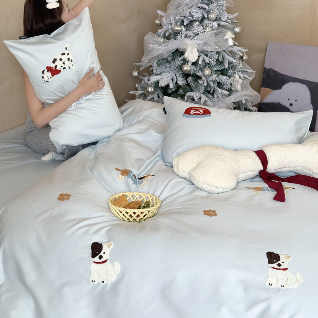 Reversible children's bedding set with embroidered dog motifs and silky soft cotton satin