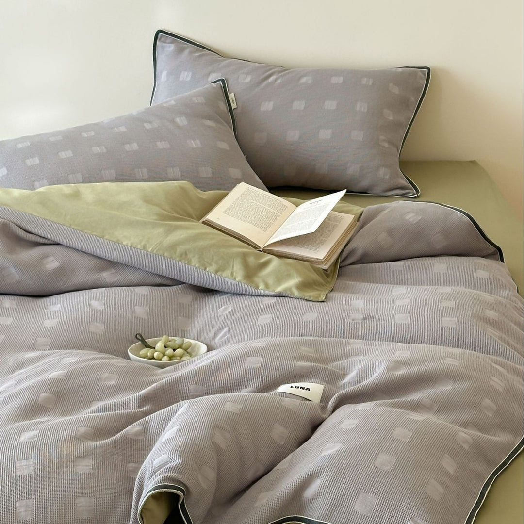 Reversible cotton bedding set with subtle square structure and contrast piping