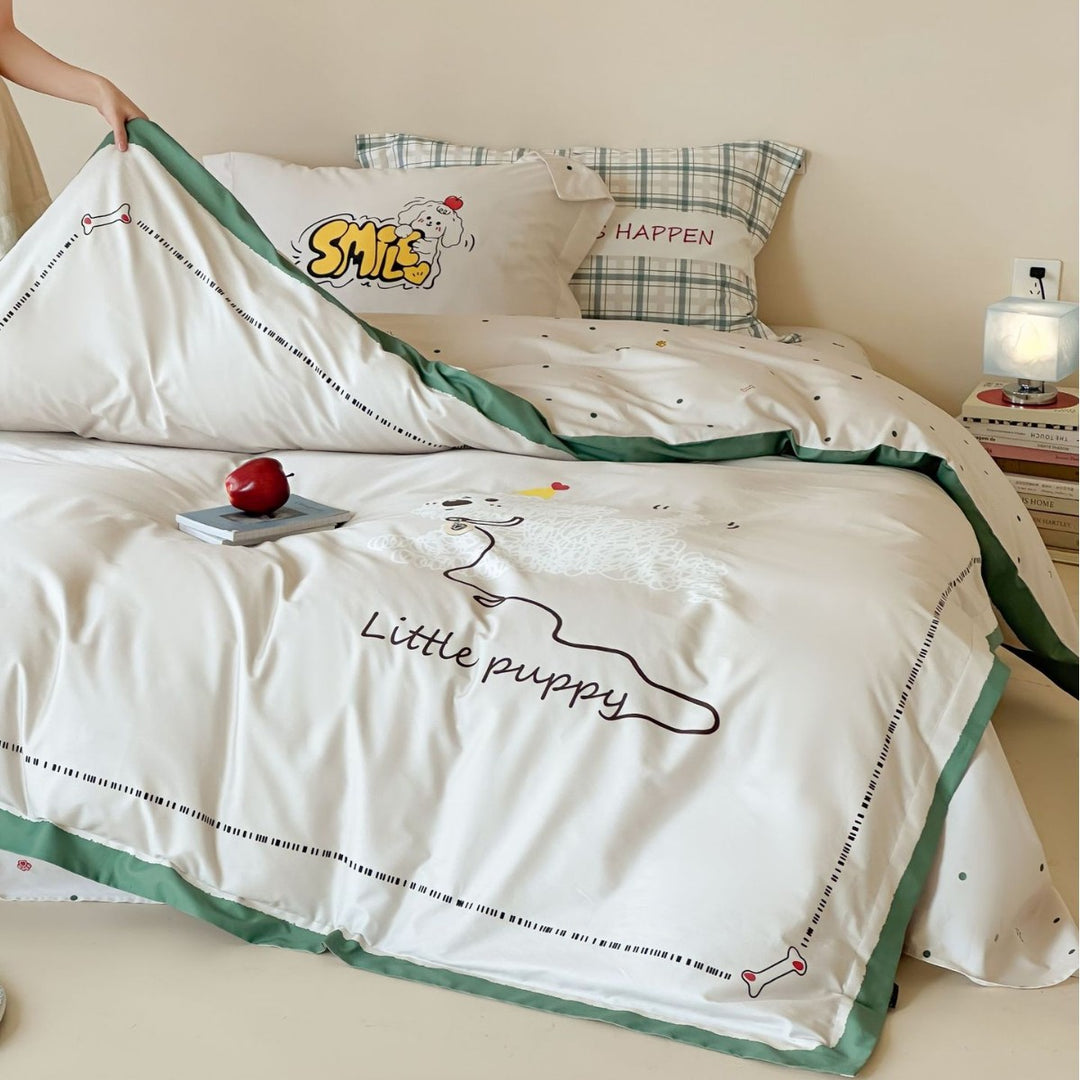 Bedding set for children made of cotton satin with contrasting piping and puppy print