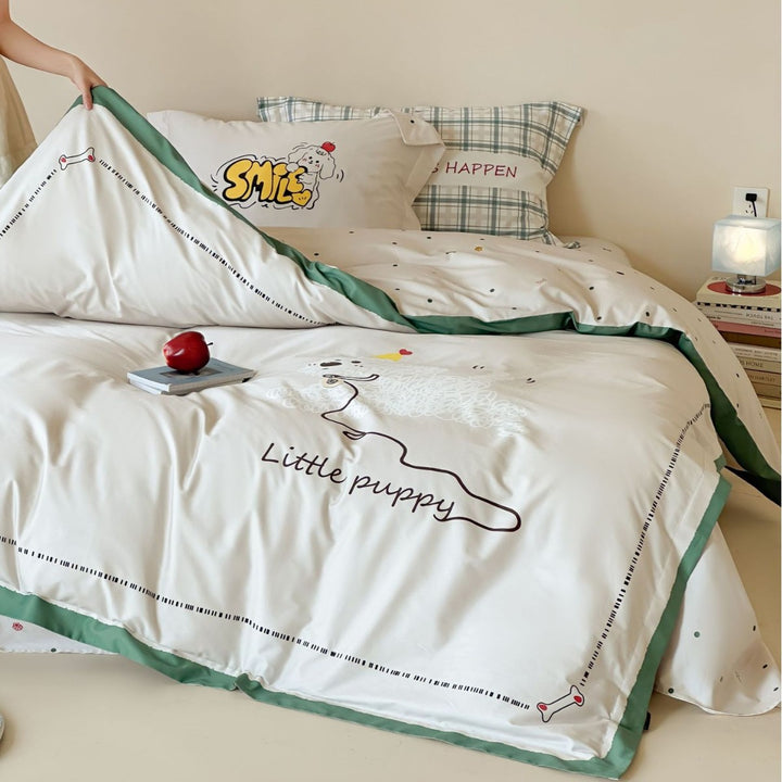 Bedding set for children made of cotton satin with contrasting piping and puppy print