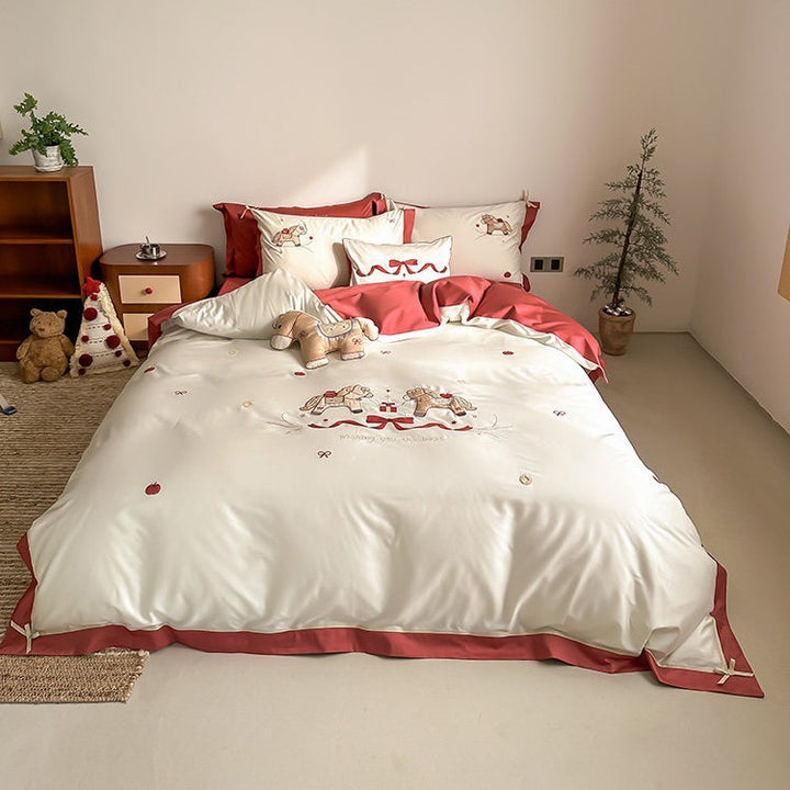 Children's bedding set made of cotton satin with embroidered rocking horse motif and contrasting hem