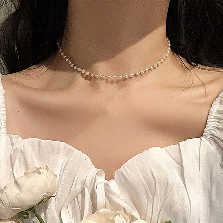 Delicate Pearl Necklace with Fine Gold Stand Stornfield