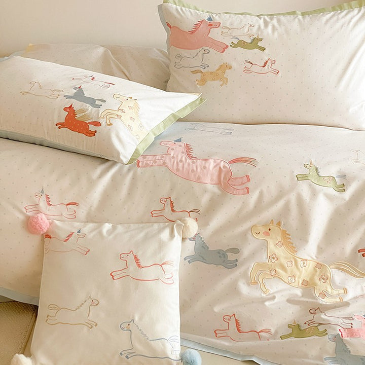 Children's bedding set with unicorn and horse print made of soft cotton satin