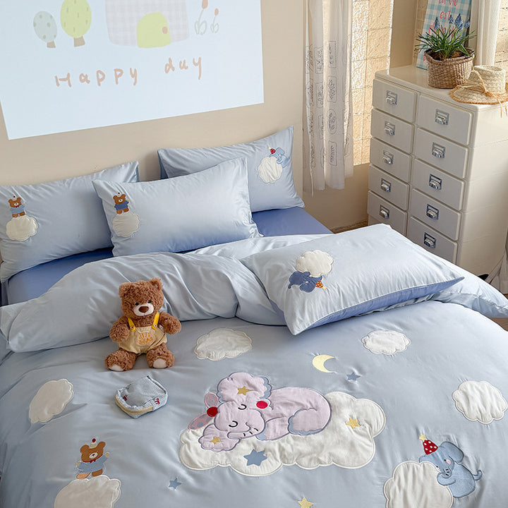 Children's bedding set with applied plush toy applications made from soft cotton satin