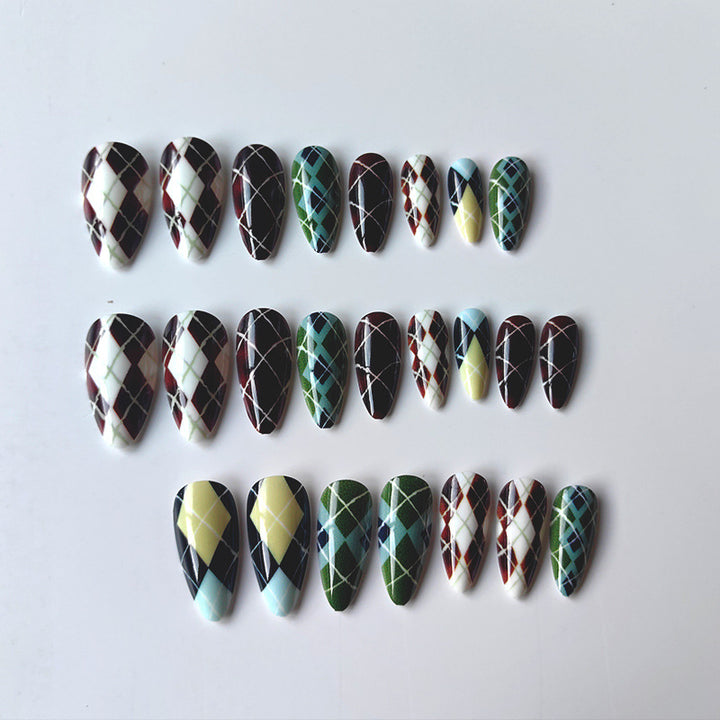 Artificial nails in elegant check pattern Stornfield