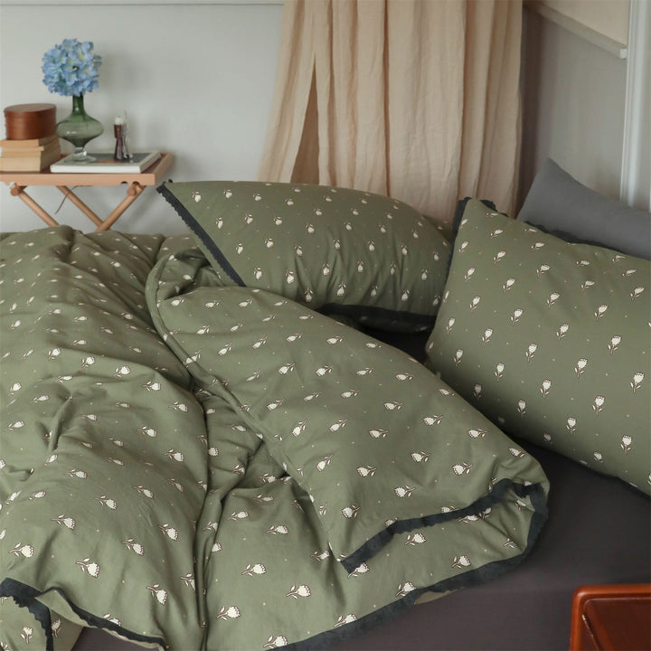 Cotton bedding set with vintage floral pattern and crocheted edge