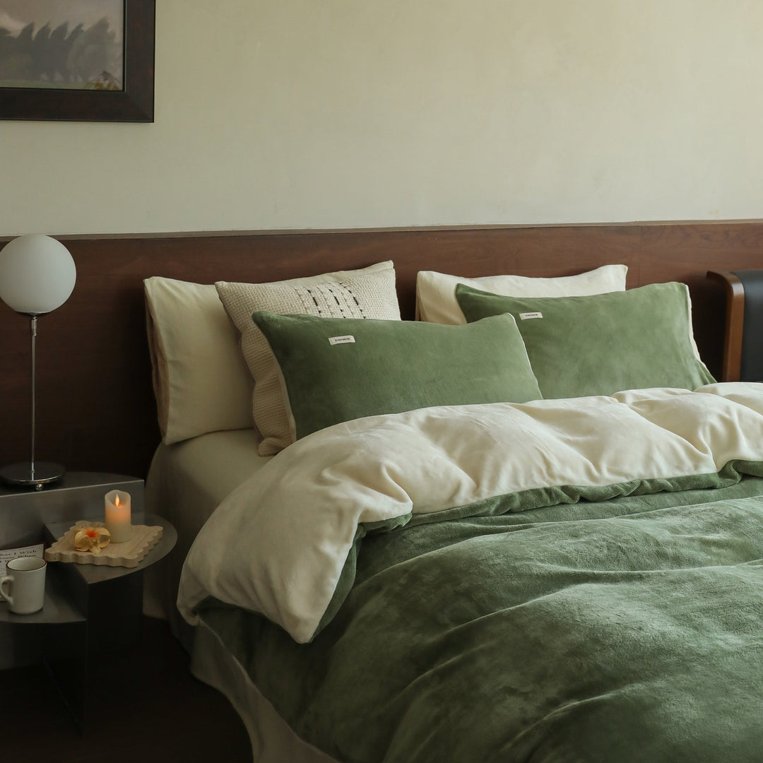 Soft velvet-look bedding set made of microfiber with breathable filling and hotel closure