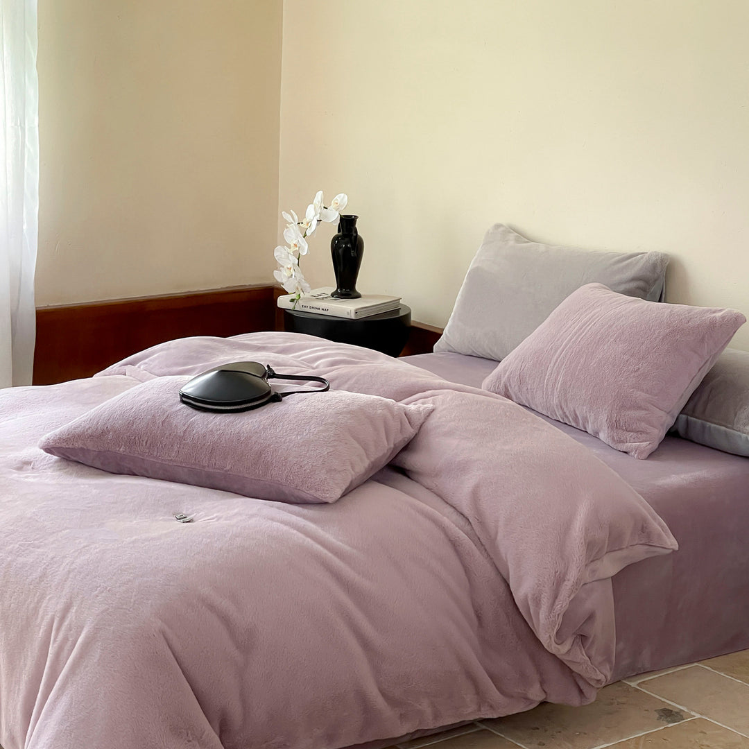 Super soft plush bedding set with reversible function and microfiber filling