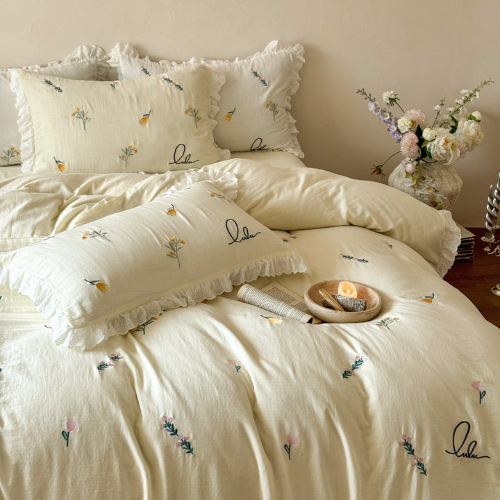 Bedding set made of washed linen-cotton blend with lace ruffle and delicate floral embroidery