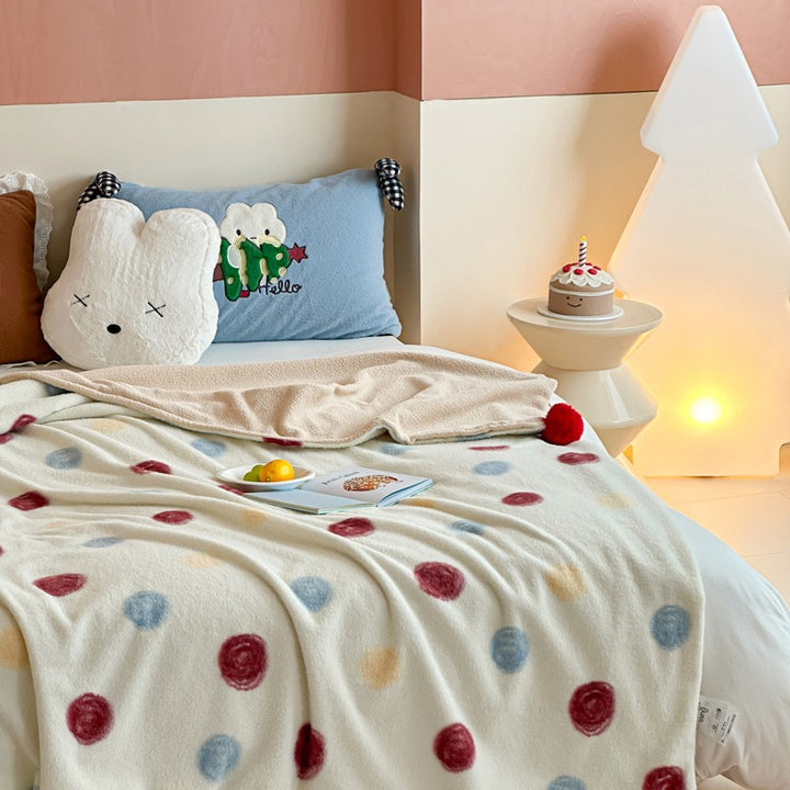 Reversible cuddly blanket made of teddy fleece and microfleece with floral pattern and fastening straps